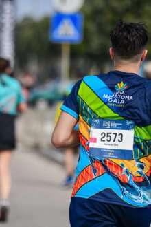 Pessoa a correr com a camisola da Meia Maratona de Gaia.